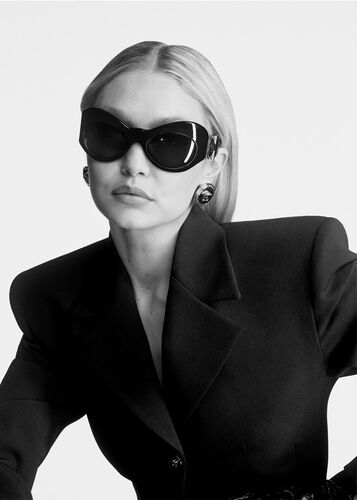 Рекламная кампания очков Versace сезона осень-зима 2023